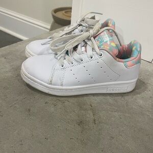 adidas White Kids Sneakers with Pastel Pink and Teal Lining